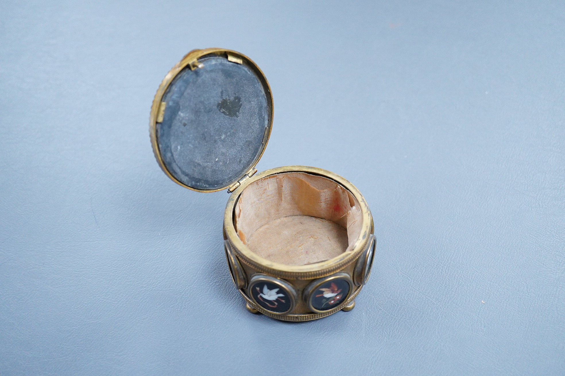 A Victorian pietra dura gilt metal circular box with hinged lid, 7.5cm in diameter